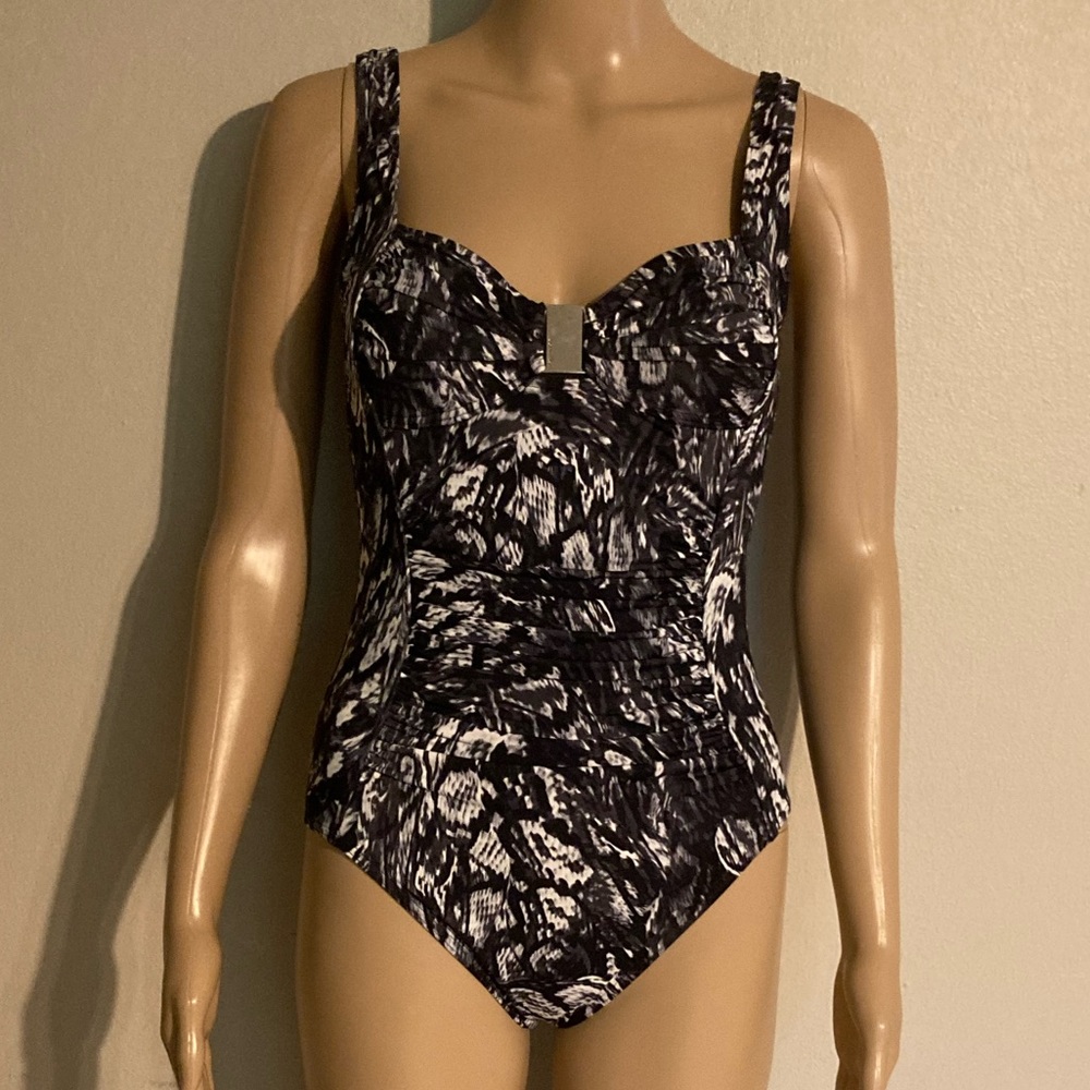 Calvin Klein Vintage Style One Piece Swimsuit Size 4. Super Stylish and Classy
